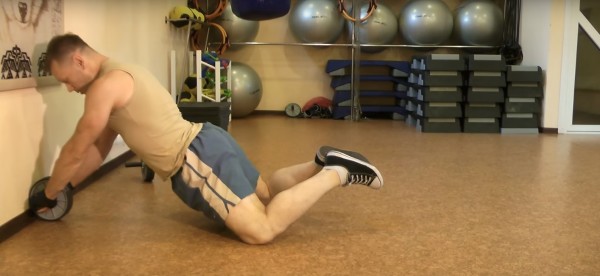 Упражнение с гимнастическим роликом с колен - конечная позиция