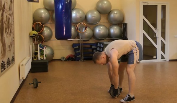 Упражнения с гимнастическим роликом стоя на полу - начальная позиция